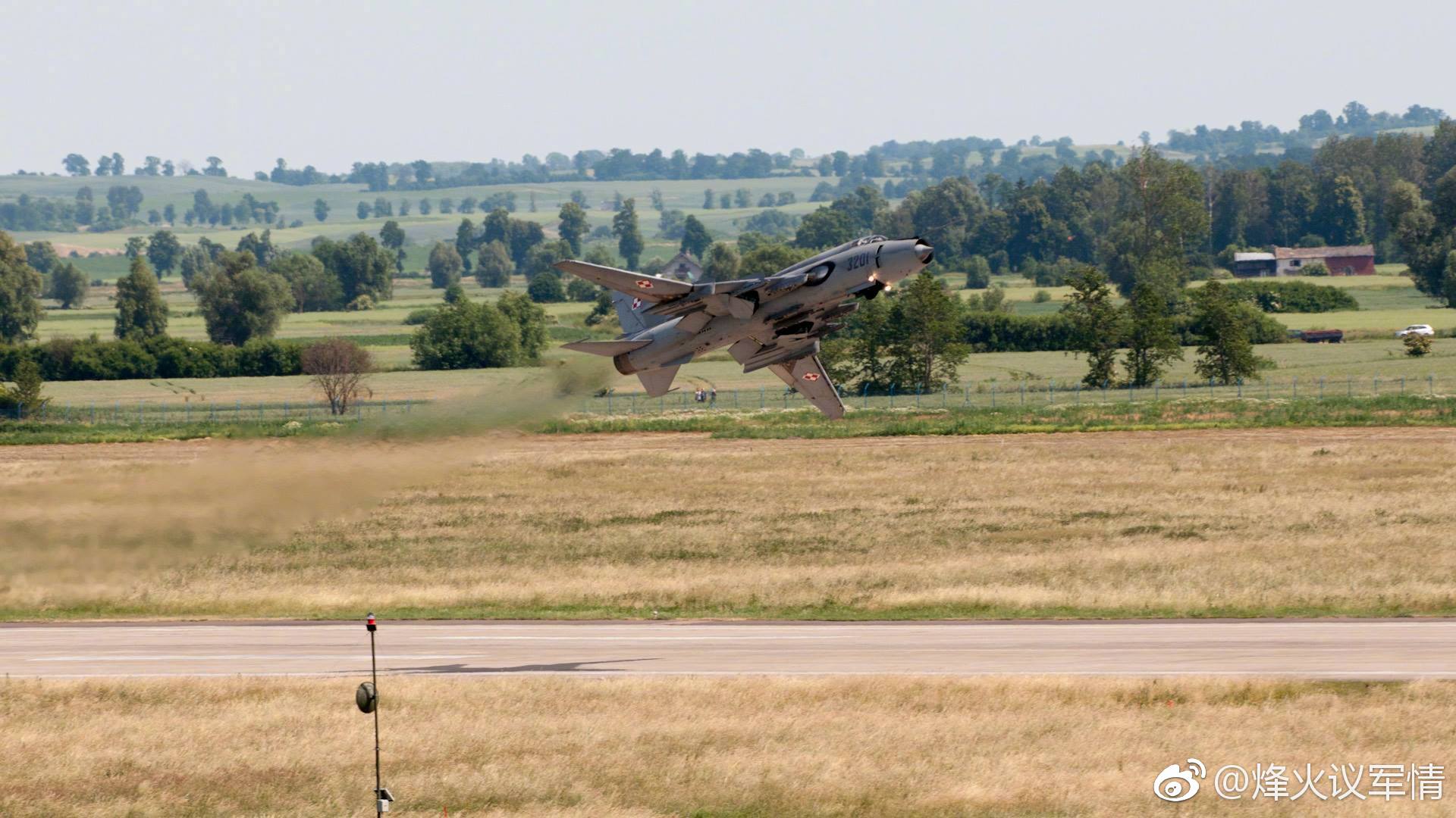 贴地飞行的波兰空军米格29和苏22