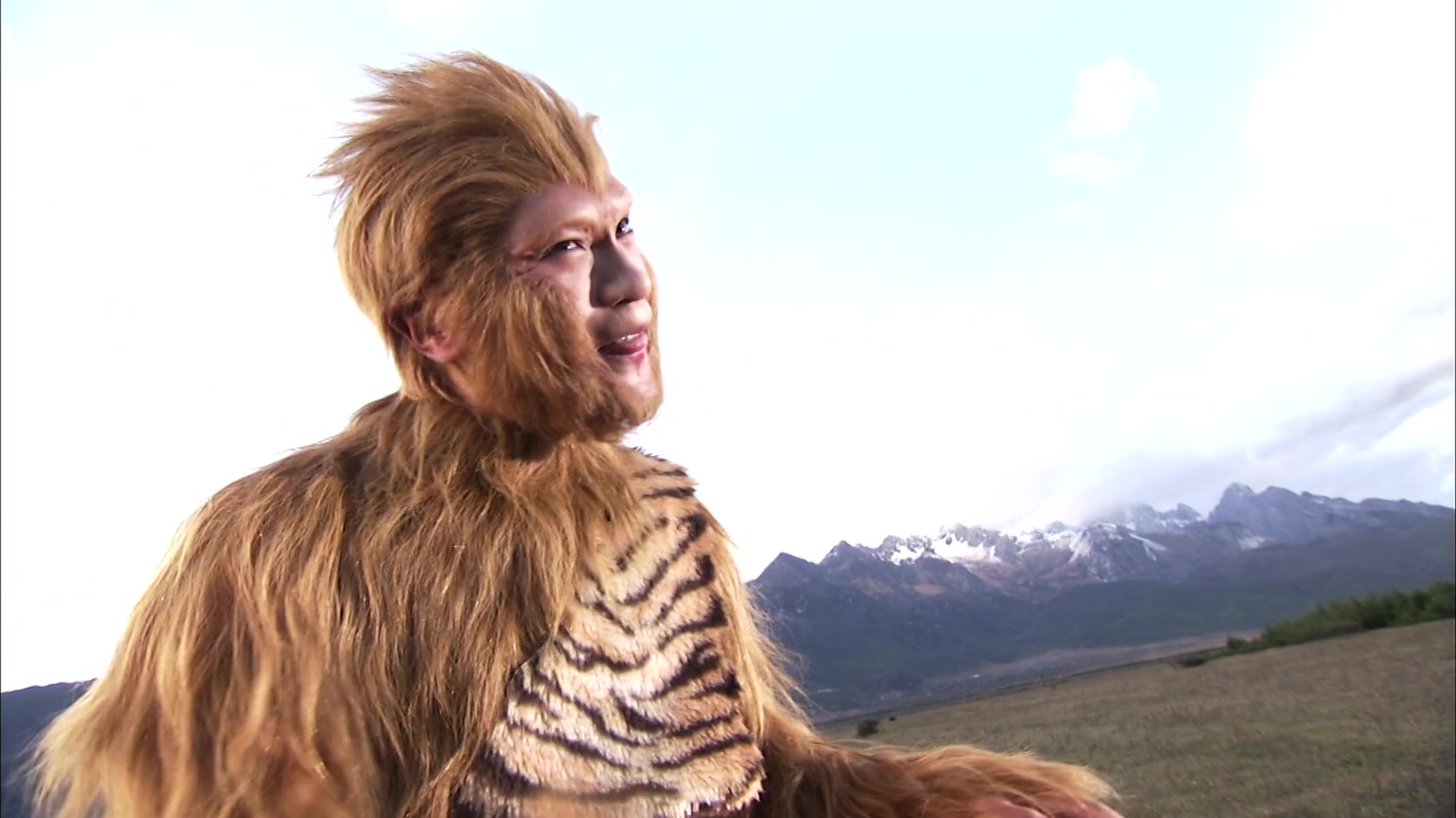 新西游记:孙悟空铜头铁臂,强盗挥舞刀枪累的手脚酸痛无法伤害他