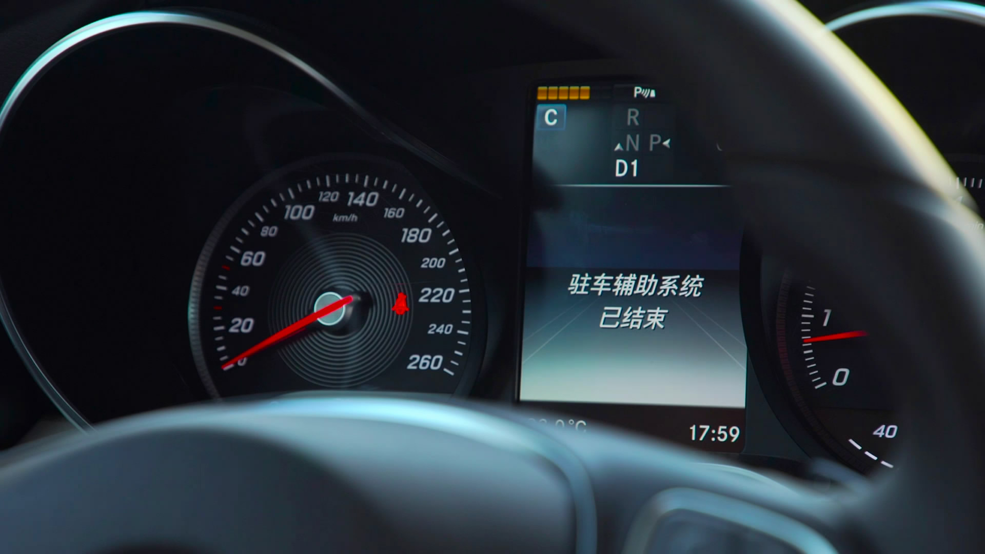 支持多种车位 奔驰自动泊车该如何操作?