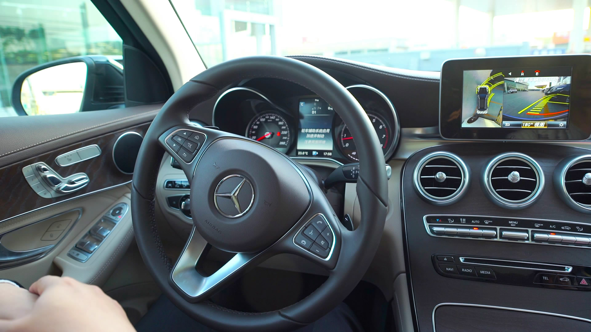 支持多种车位 奔驰自动泊车该如何操作?