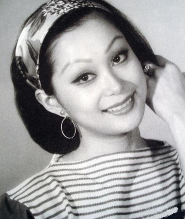 施思原名为雷秋施,出生于台湾,从小便学习舞蹈,并于16岁考入了邵氏