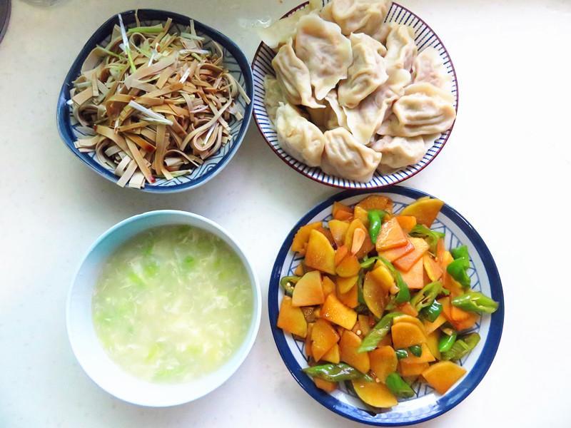 晒晒娘俩的清淡晚餐,2菜1汤主食吃饺子,比吃大鱼大肉舒服!