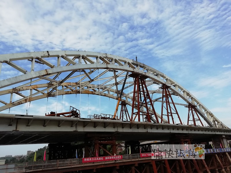 蓝天白云下的自贡首座钢桁架拱桥