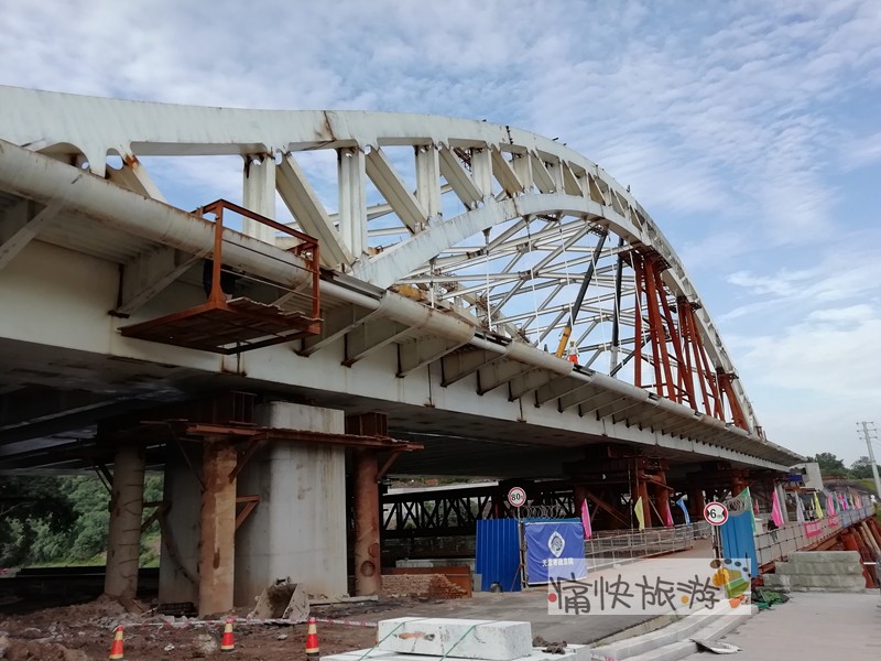 蓝天白云下的自贡首座钢桁架拱桥