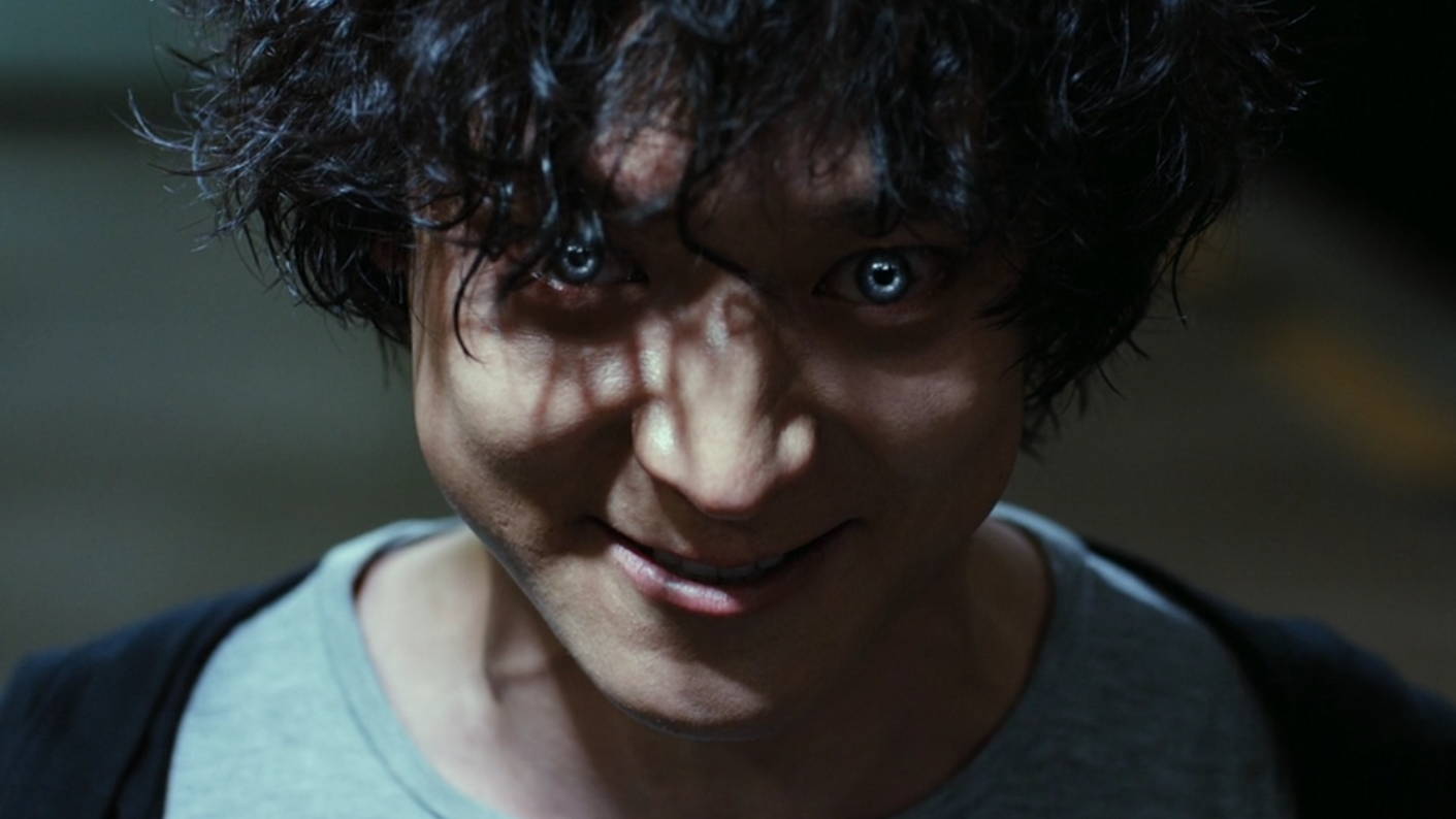 小伙有着恶魔般的眼睛,可以控制别人身体与想法,利用来满足贪念