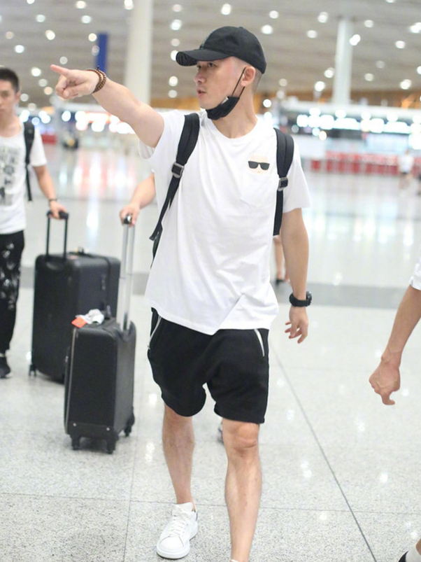 "乾隆"聂远现身机场,穿大裤衩配t恤还霸气,网友:指点江山?