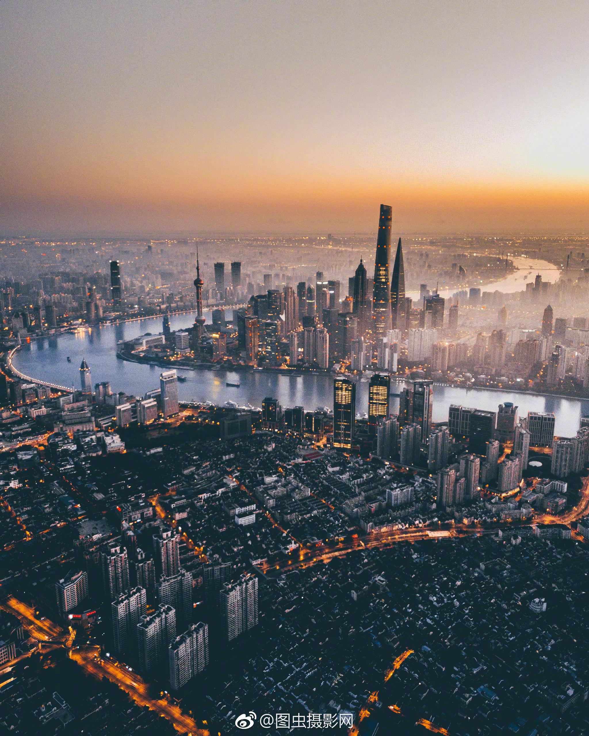 这城市慷慨亮整夜光如同少年不惧岁月长