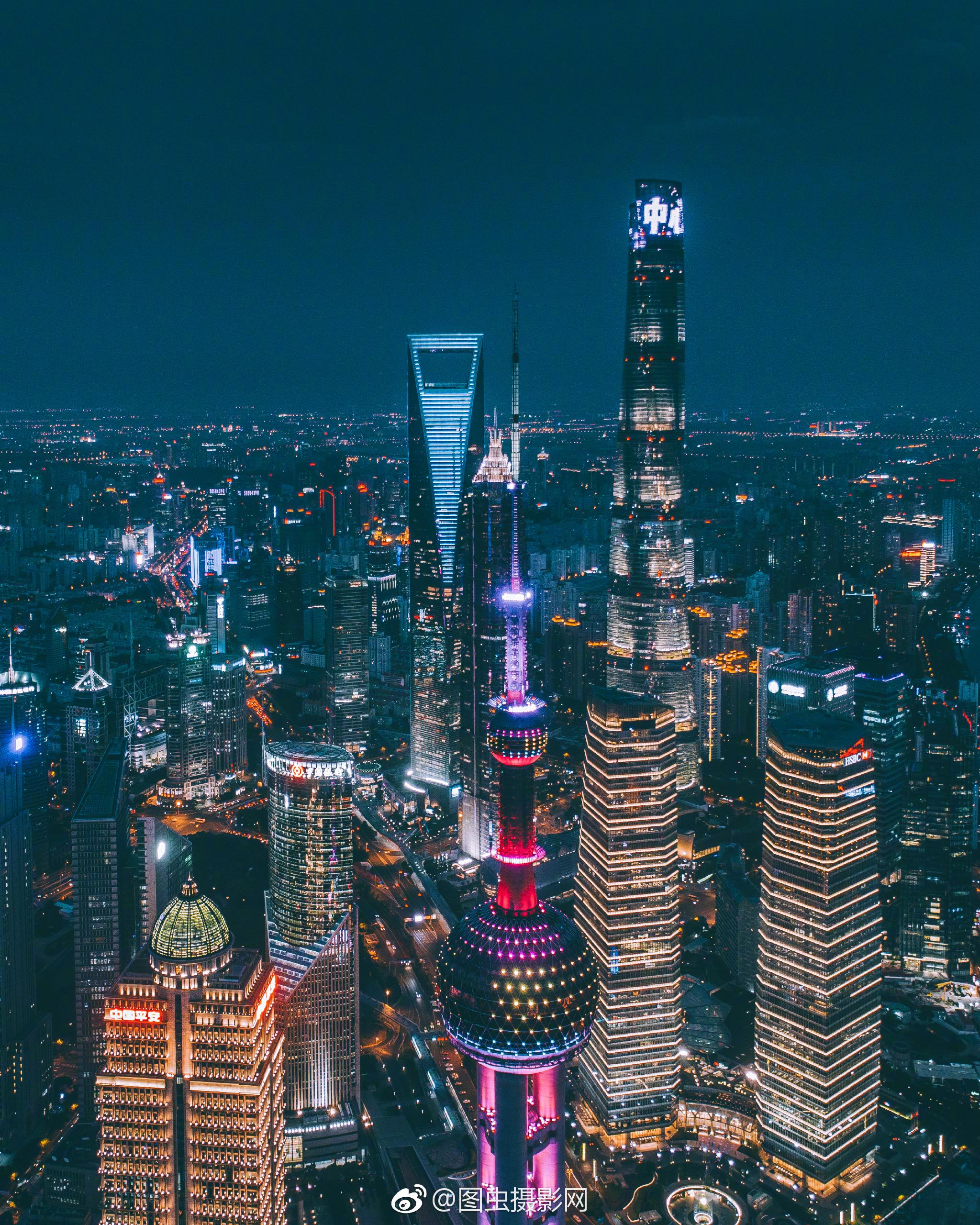 这城市慷慨亮整夜光如同少年不惧岁月长