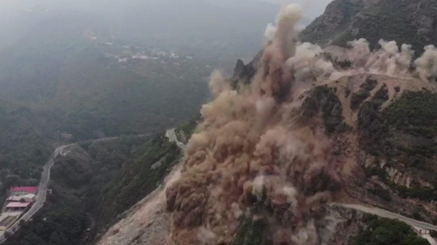 房山军红路山体爆破 7000方岩石被炸落