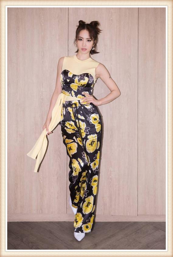 不用p图,156的蔡依林也能穿出190的效果,网友:原来有秘密武器