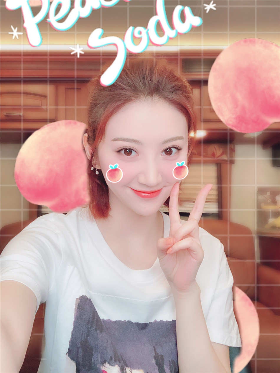 照片中,景甜俏皮作出"比耶"手势,谐音"毕业",并呼吁"青春正好",为毕业