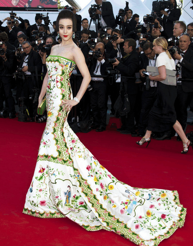 在65届红毯上,一席"青花瓷"造型,惊艳西方.