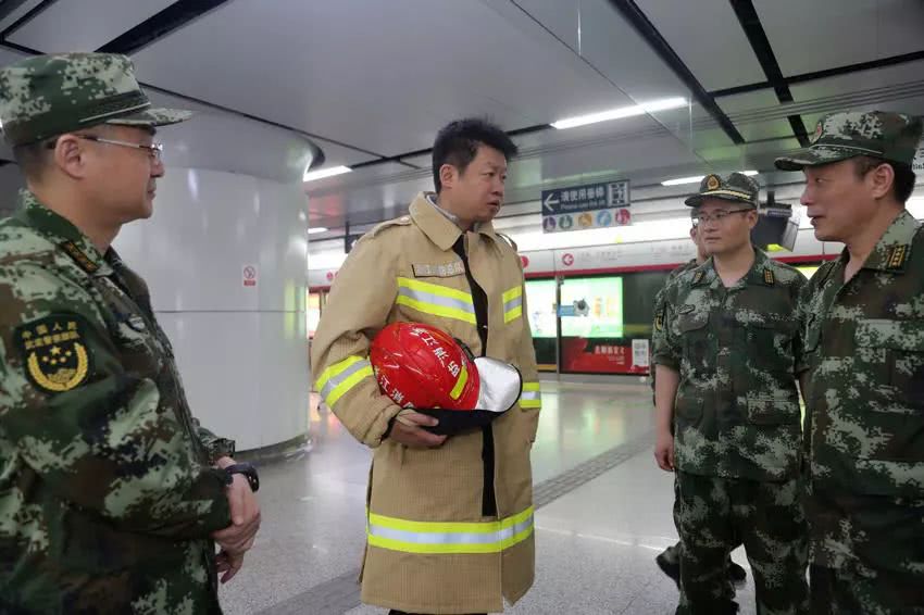 演练现场车辆集结 浙江省消防总队总队长杨国宏,副总队长金松柏,杭州