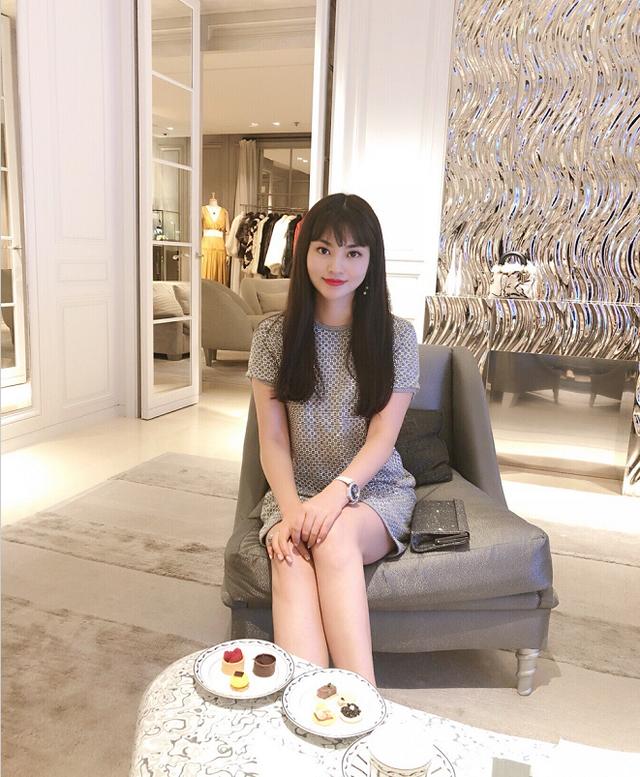 王慧是一名职业模特,还曾获得过2004亚洲小姐亚军殊荣,长相靓丽身材