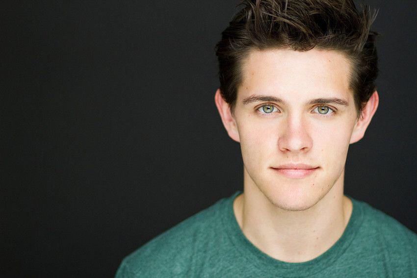 casey cott,最为人熟知的角色是他在美剧《河谷镇》中扮演的 kevin