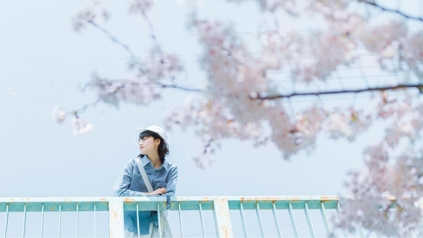 日系摄影:樱花纷飞时,日本旅拍的青春少女!