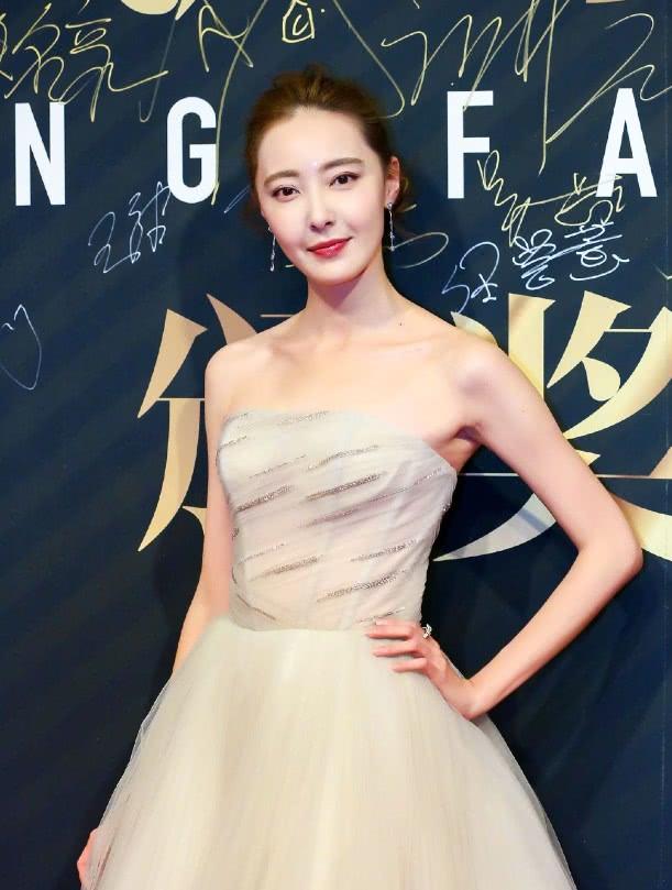 米露出席活动,一袭网纱裙大秀模特身材,网友:你的路远风呢?