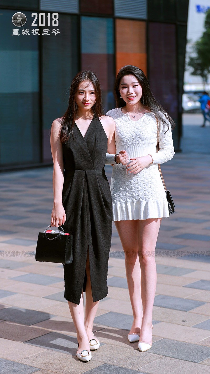 街拍:夏季三里屯街头的女孩,她们花枝招展的样子真迷人