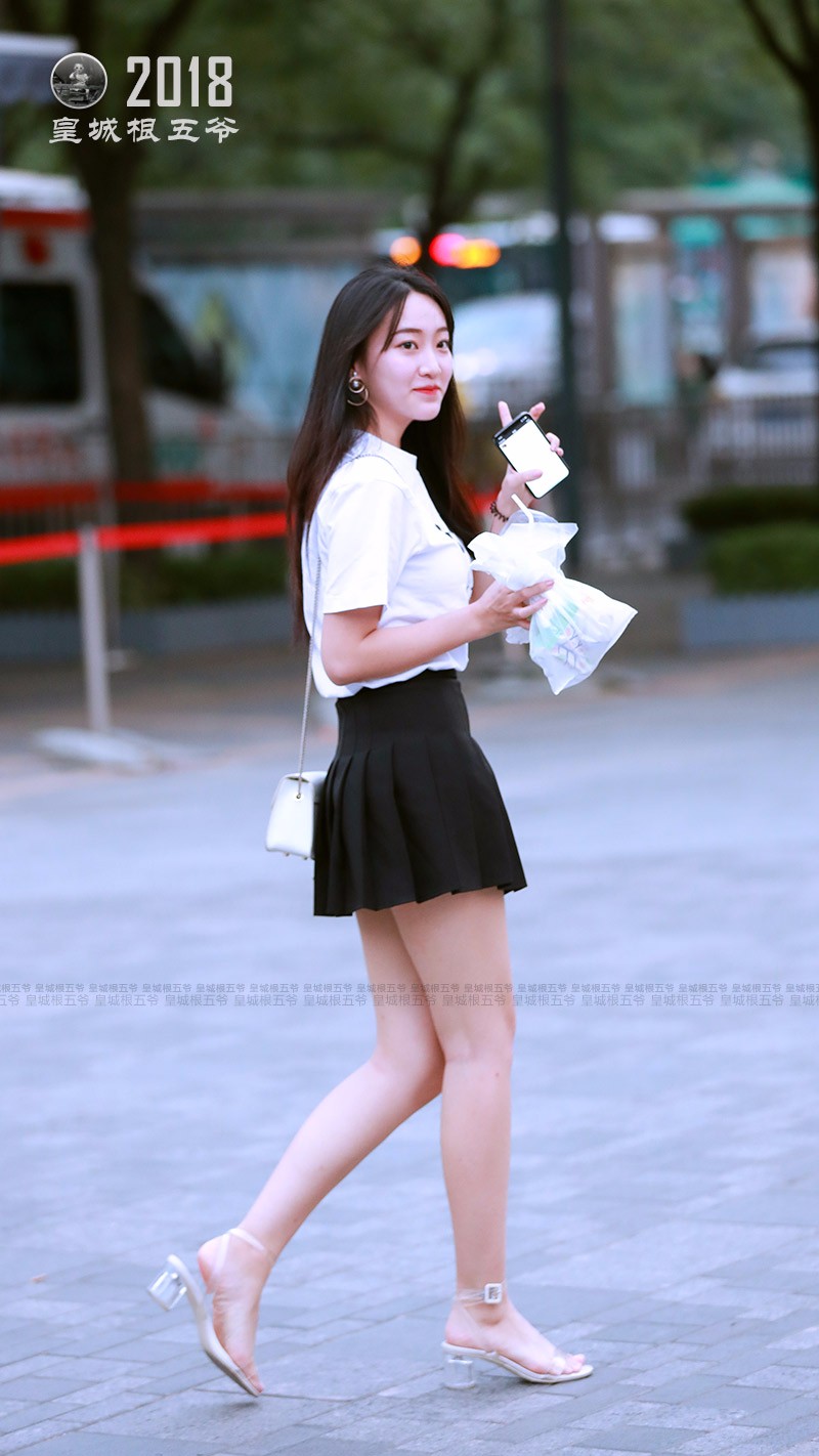 街拍:夏日这样穿搭走在三里屯街头超吸晴|三里屯|美女|时髦_新浪新闻