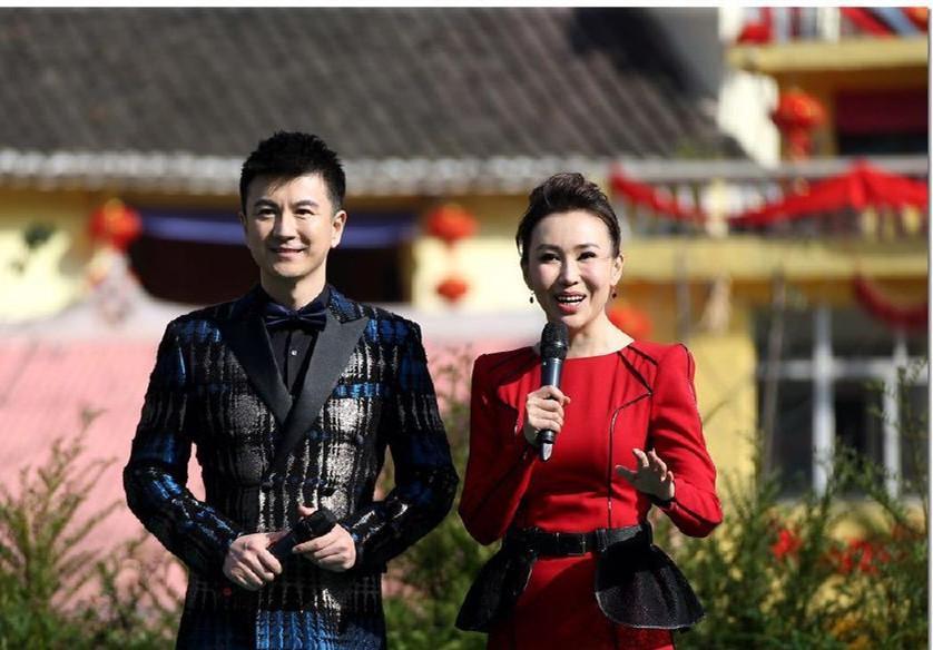 央视最"帅气风趣"的主持人,结婚多年老婆神秘,女儿很可爱