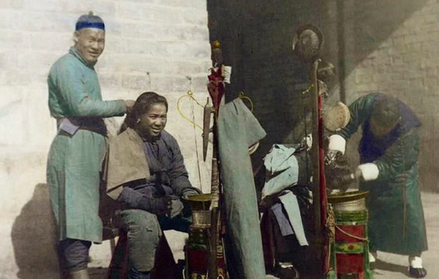 清朝上色老照片,美艳贵妇,手持道具的道士,罕见的骡子抬轿