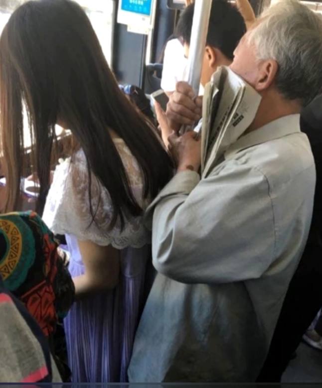 公交车上老汉对美女伸出咸猪手美女却毫无察觉,乘客们看不下去了