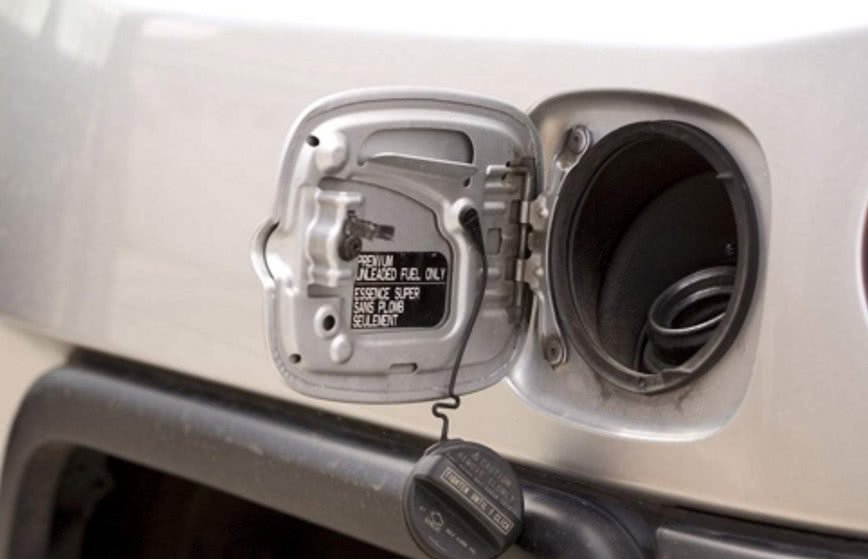 汽车的油箱设计在左边和右边,到底有什么区别呢?看完终于懂了!