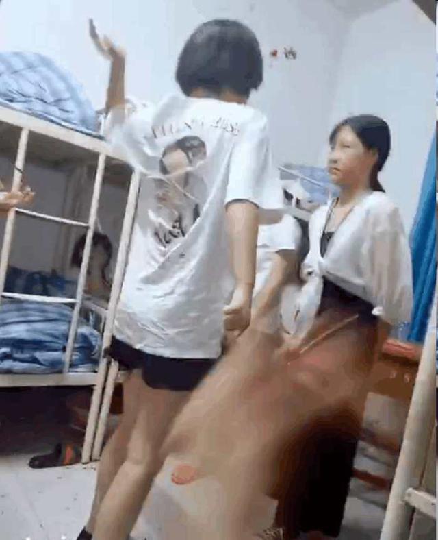 近日一段校园暴力视频在网上疯传,视频中是某地区高中女生宿舍,一群