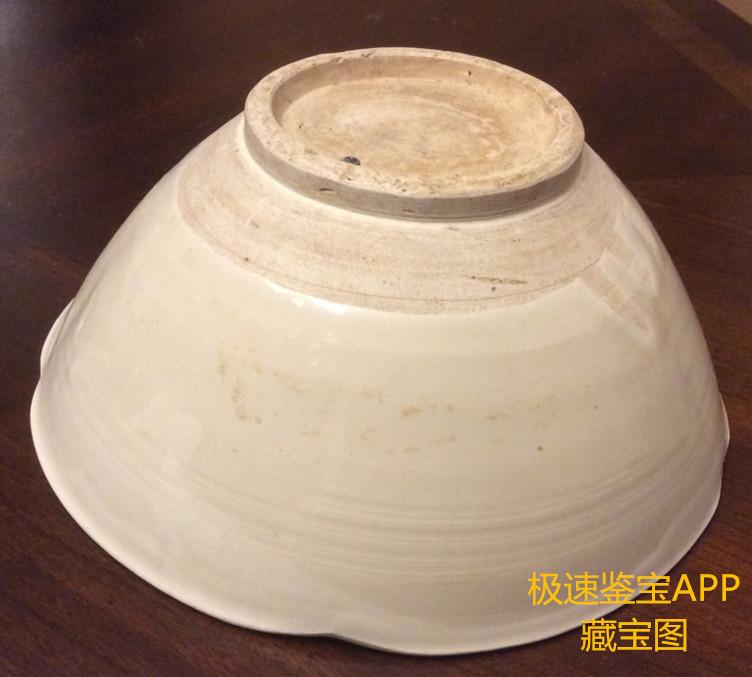 定窑和邢窑在胎釉和质感上区分并不是很容易,这件大碗从底足和外壁修