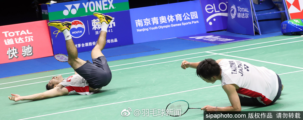 挑落男双头号种子的嘉村健士/园田启悟激情庆祝