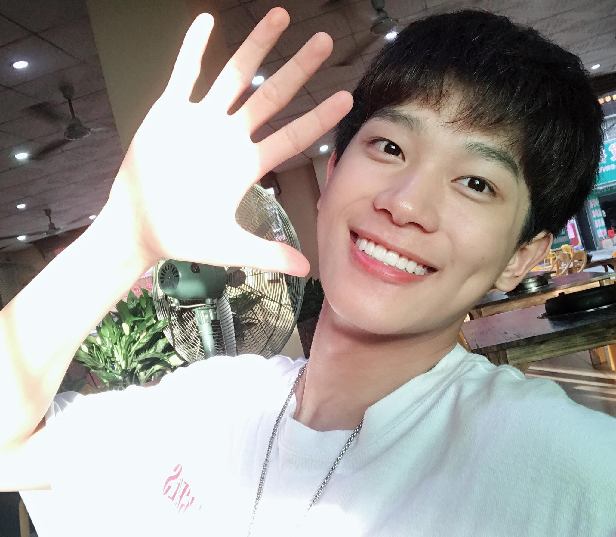 笑起来超甜的干净男孩 感觉他的笑容能治愈一切呢