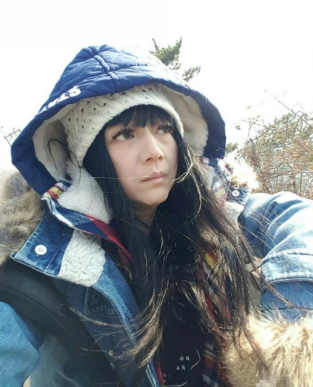 林瑞阳49岁前妻近照,保养得当气质犹存,与女儿合影似亲姐妹!