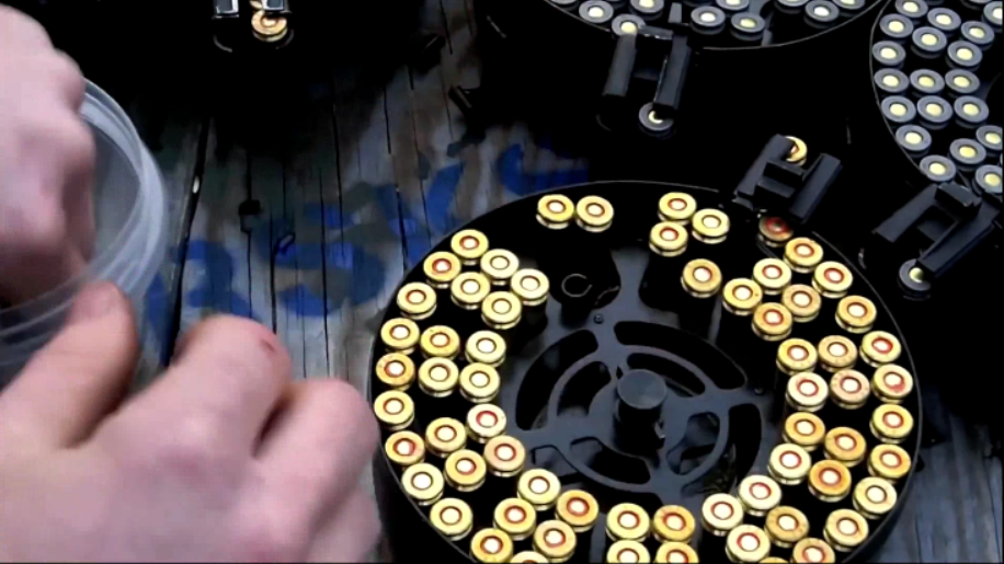 ak步枪弹鼓是这样一颗一颗装弹的,不仅费时还费力!