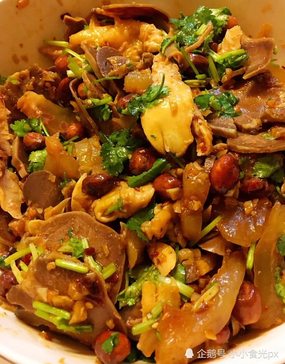 来这样一盘香辣过瘾又嚼劲无穷的凉拌牛筋,那感觉真让人难以忘怀