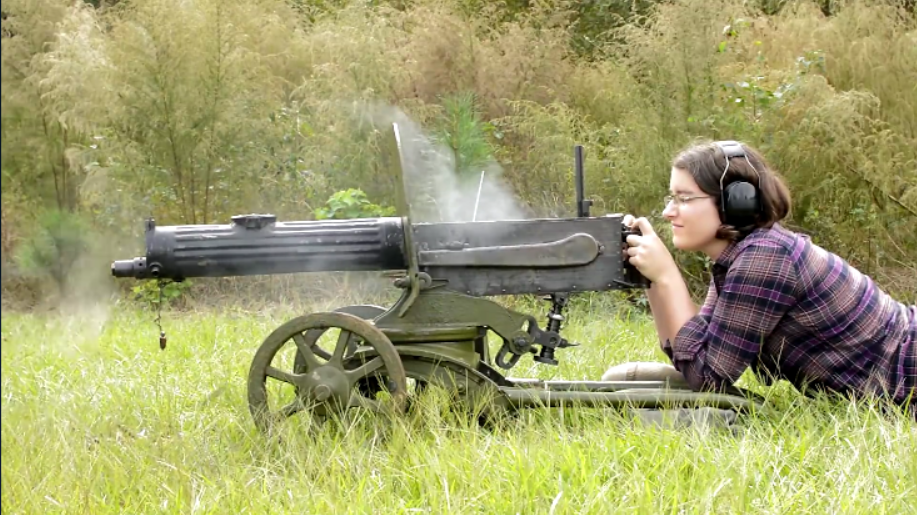 古董级马克沁m1910重机枪,采用不可散式弹链供弹 靶场射击实测