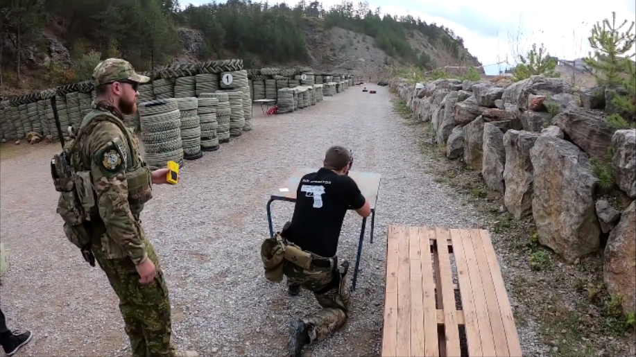 靶场战术射击训练,感觉老外动作有点生硬