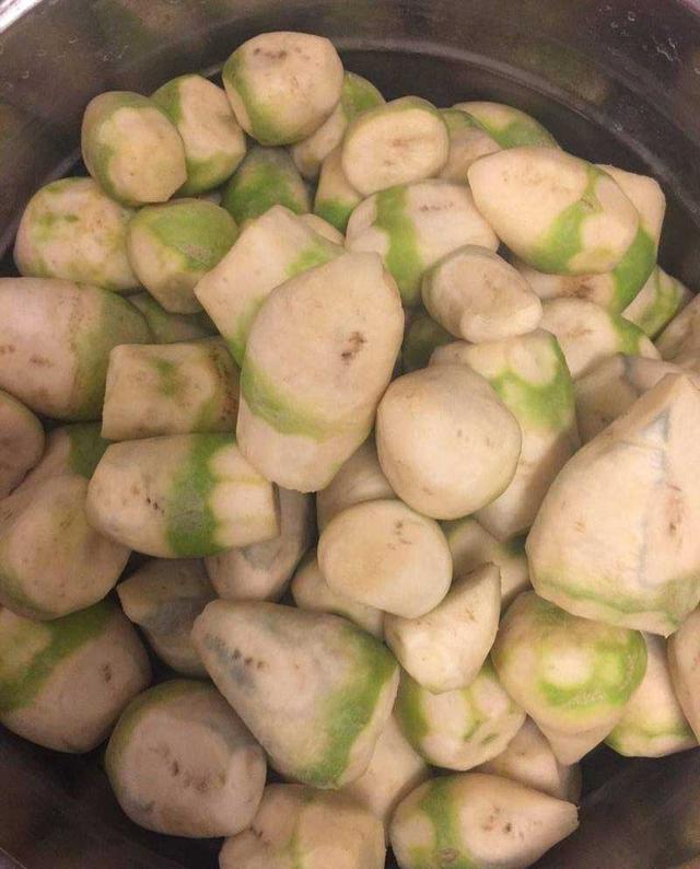 一定要用石头或者重物一直压着,大概一个月后就可以了;不要盖上,酸菜