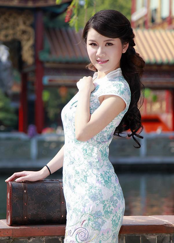 淡雅旗袍成熟丽人