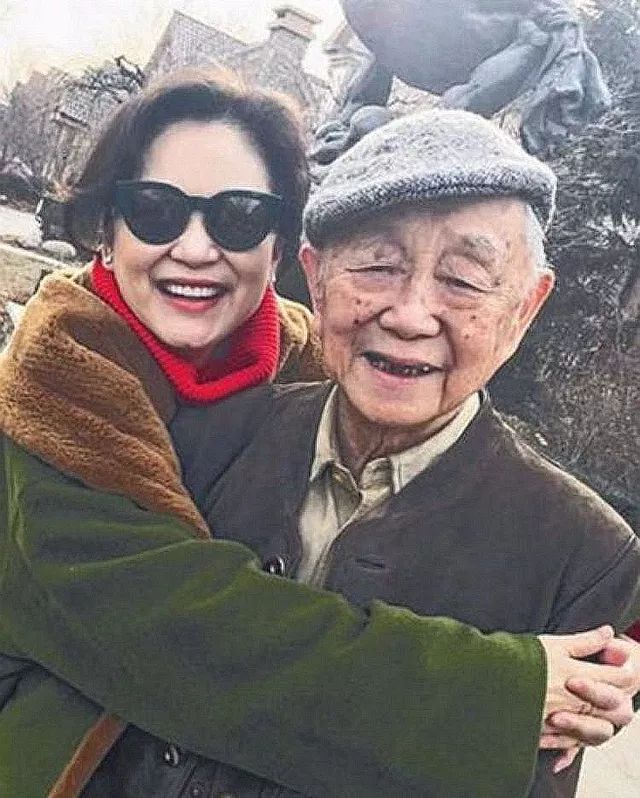 那年,61岁的林青霞拜访91岁的黄永玉,向他请教艺术创作方面的事.