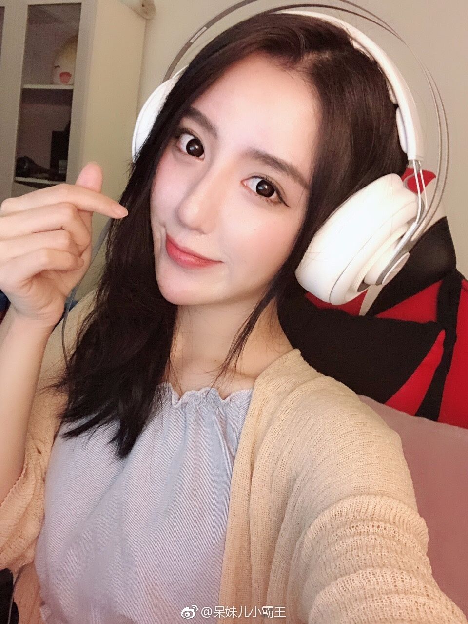 斗鱼呆妹儿16万新电脑堪比王思聪30万主机,网友:贫穷限制想象!