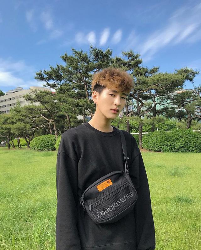 看看这个小哥哥的街拍原来男生也可以这样精致