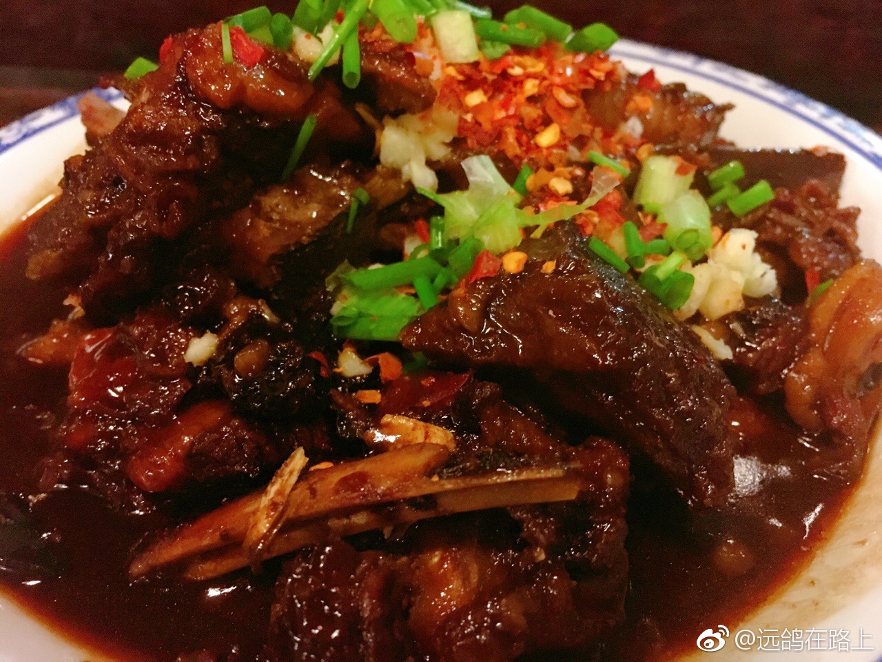 来乌镇 就一定要吃顿红烧羊肉以前多是烧烤羊肉 或者喝汤红烧还真没吃