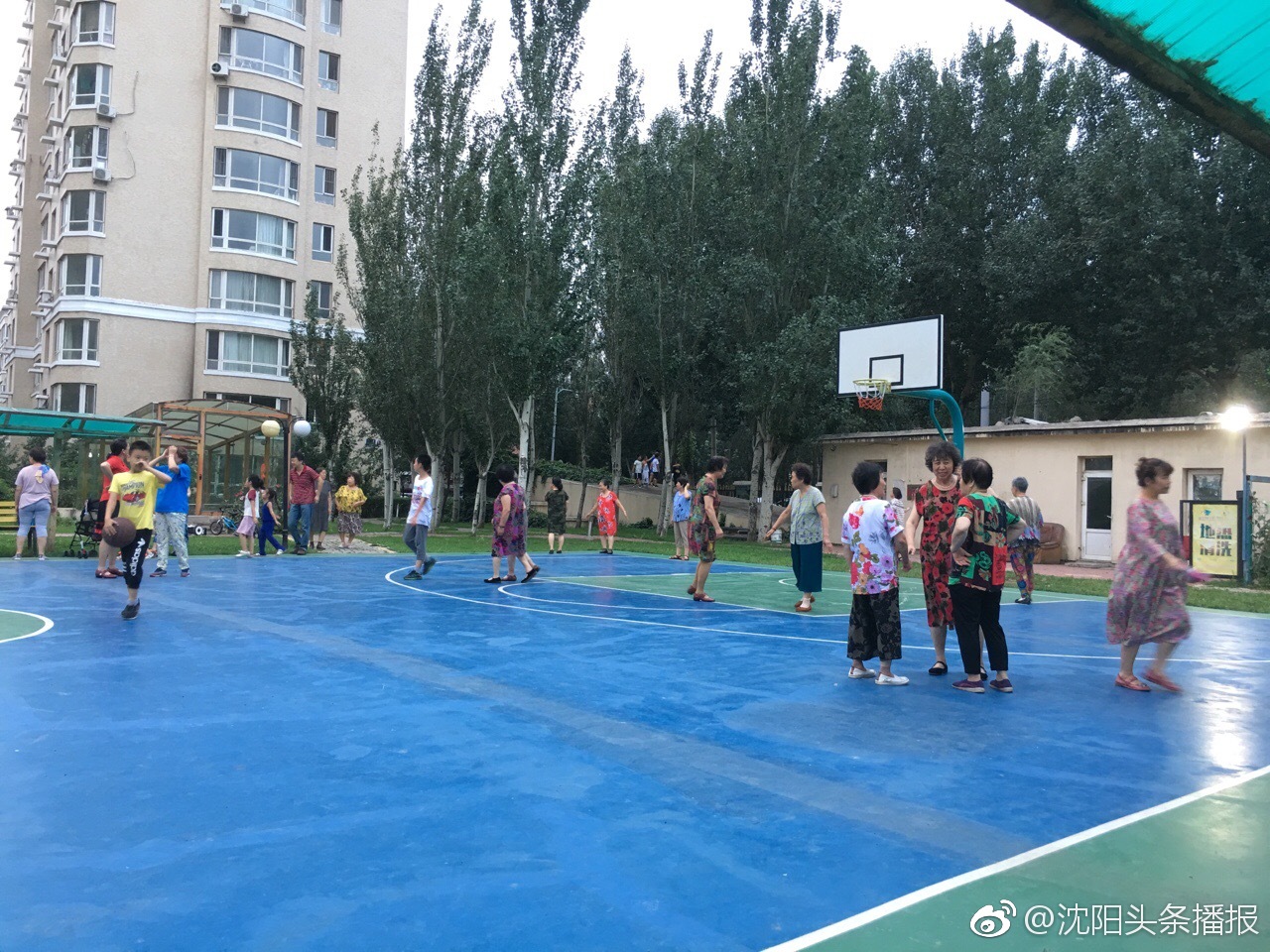 广场舞大妈把孩子们的篮球场给侵占了