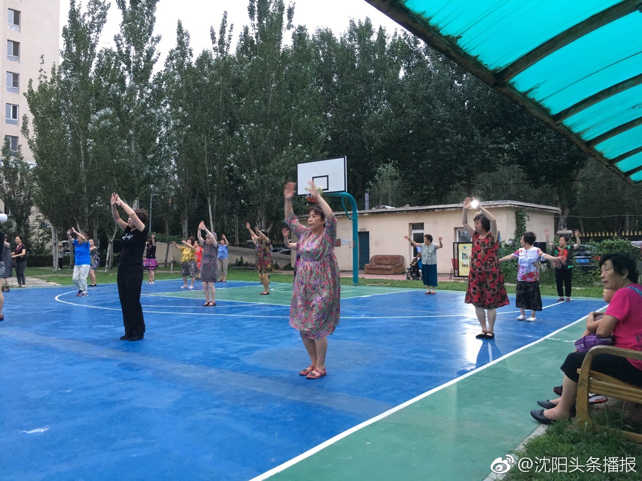 广场舞大妈把孩子们的篮球场给侵占了