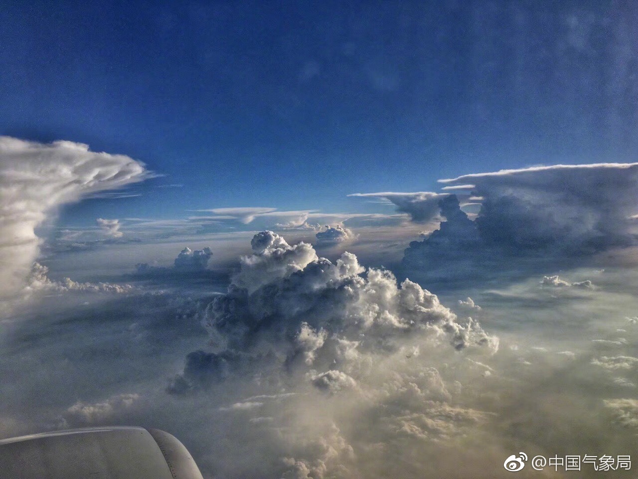 听说,搞卫星气象的专家都喜欢在飞机上看云陆风摄影