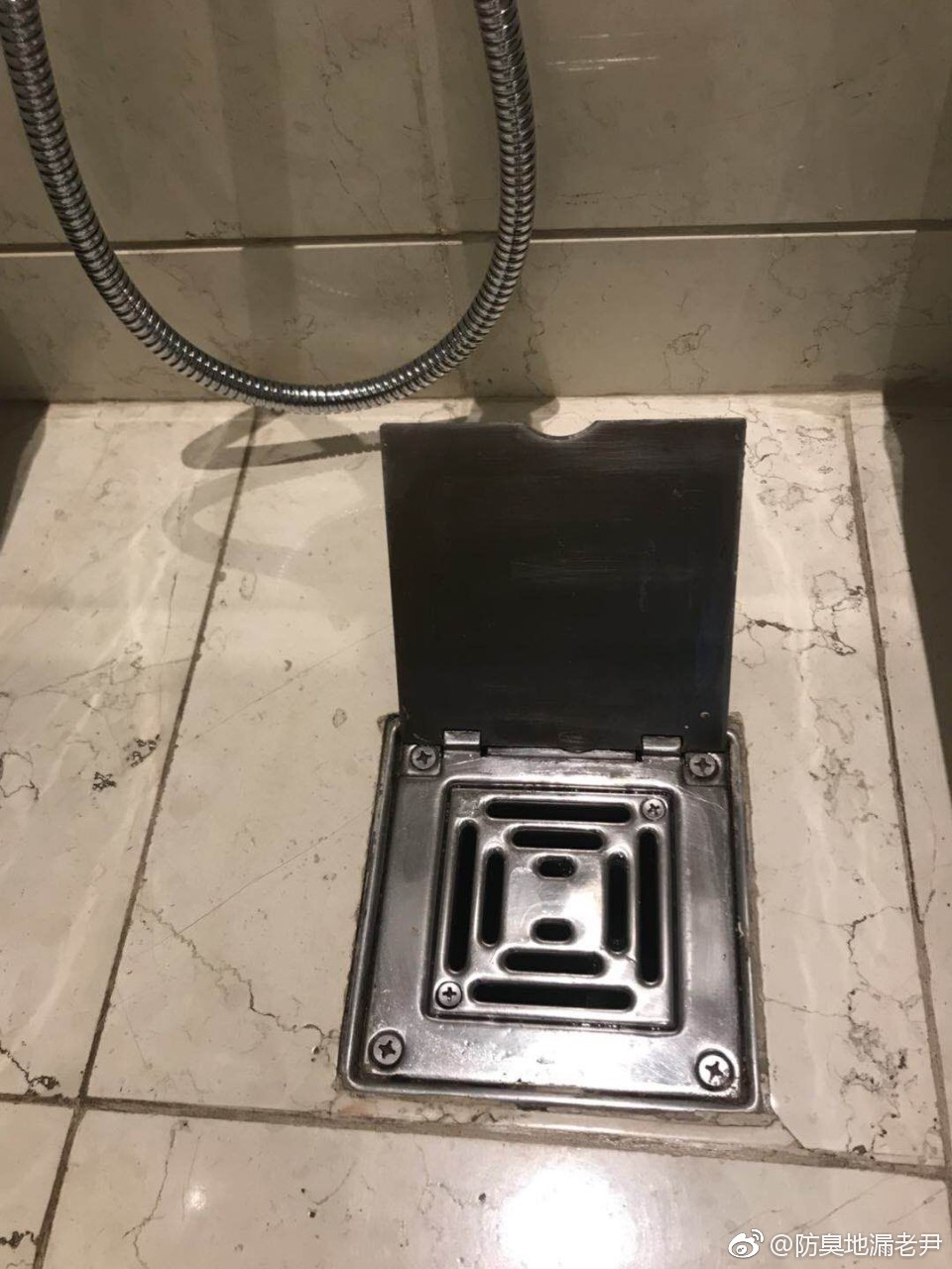 迪拜五星级的the h hotel淋浴区浴缸旁设计的线性地漏