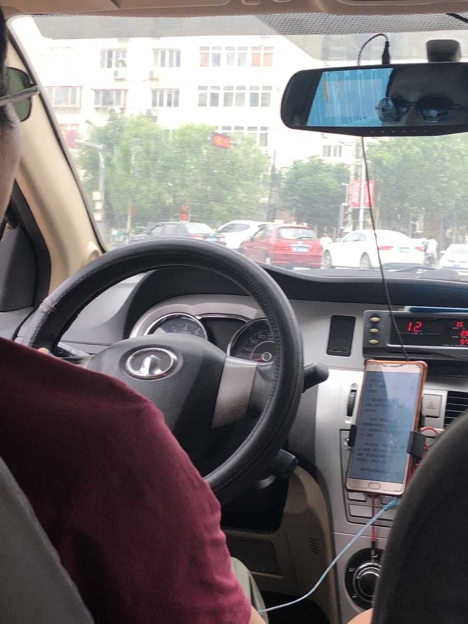 保定网友乘坐出租车,司机边开车边看小说
