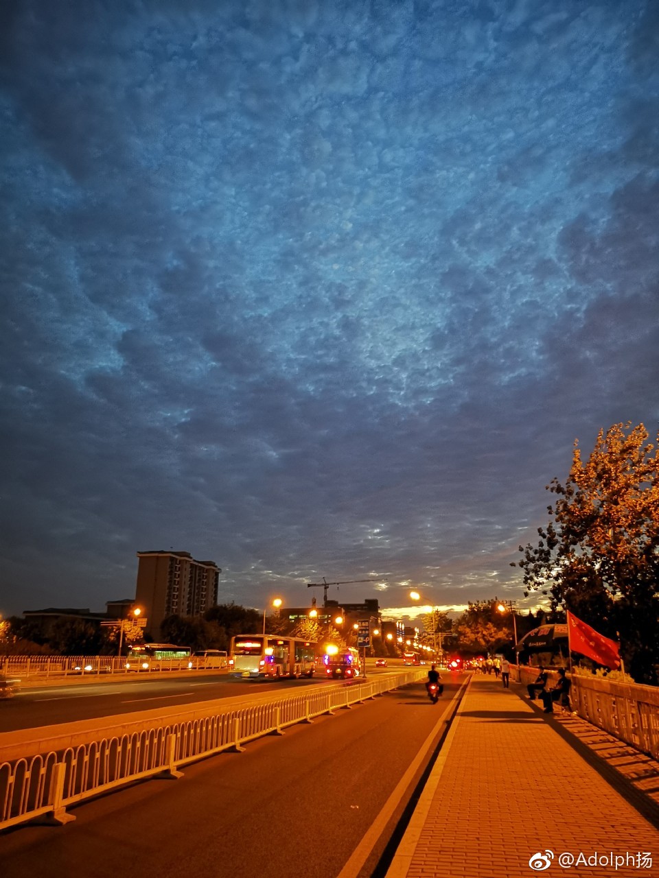 虽然晚霞退去,灯光亮起,可9月5日北京傍晚的云,还是使人陶醉.