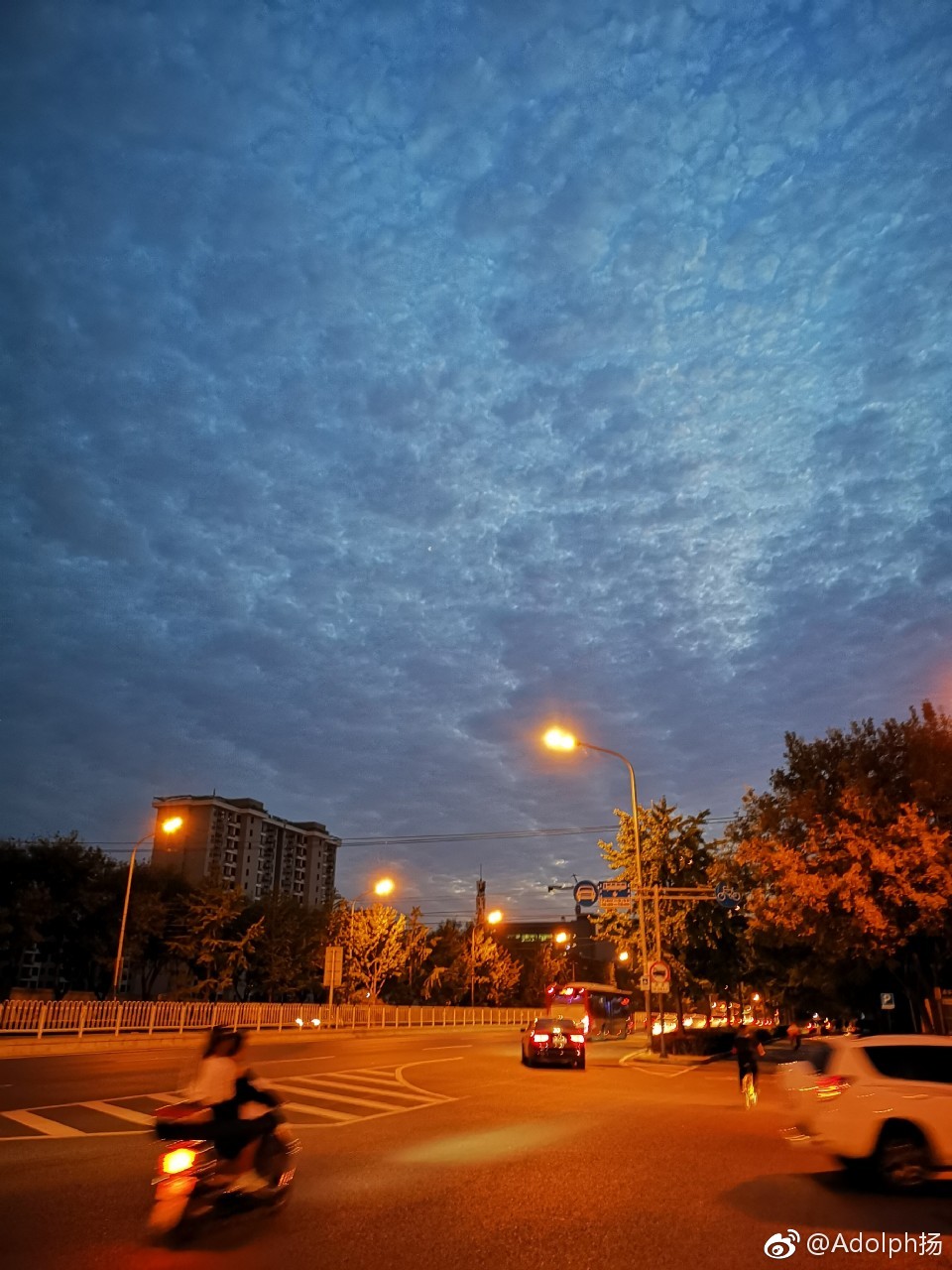 虽然晚霞退去,灯光亮起,可9月5日北京傍晚的云,还是使人陶醉.