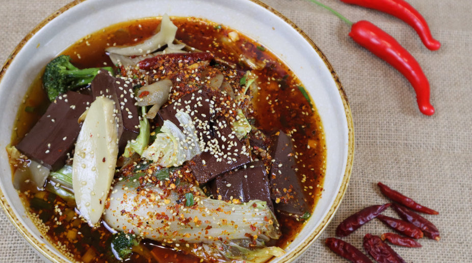 自制血旺火锅,香辣可口,味道不输火锅店,加起来还不到20块